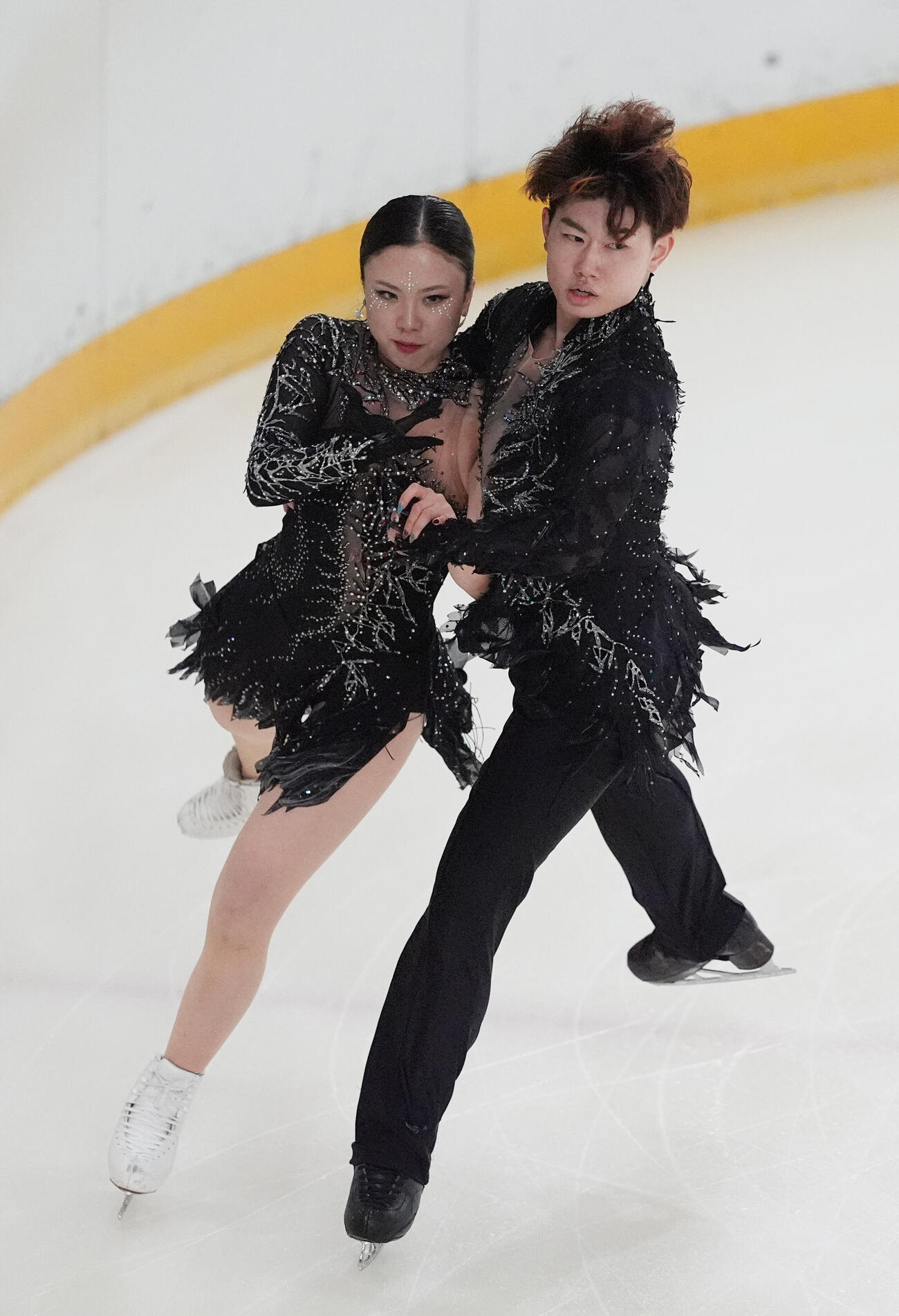 リズムダンスの演技を披露する吉田唄菜、森田真紗也組（撮影・小沢裕）