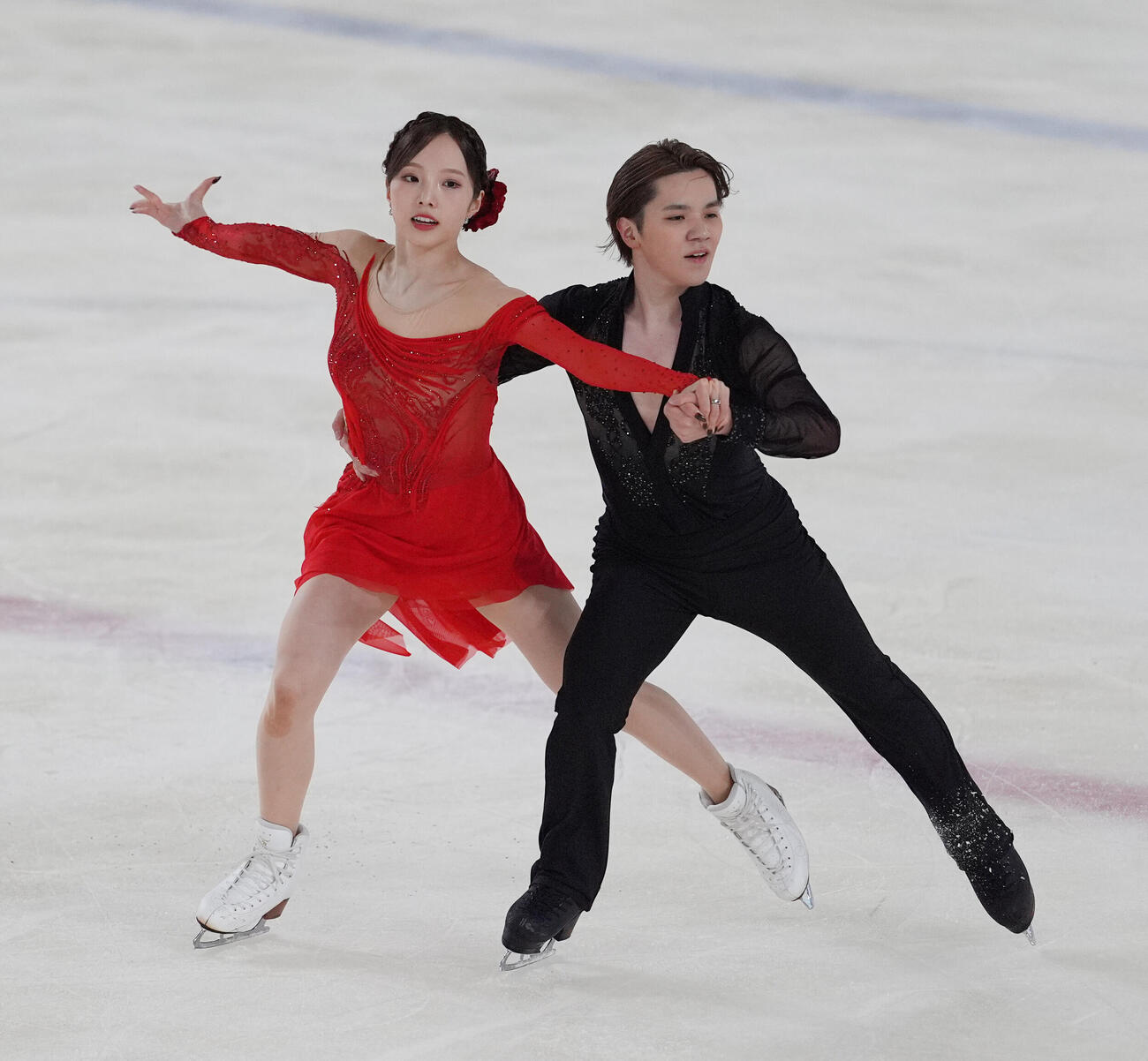 アイスダンスデビュー戦でリズムダンスの演技を披露する本田真凜、宇野昌磨組（撮影・小沢裕）