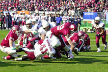第１Ｑ、立命ＲＢ野本国男は、早大のディフェンスをかわし先制のＴＤを決める