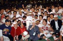 優勝を決め集合写真に収まる立命メンバー。中央でカップを持っているのはＲＢ磯谷幸始主将