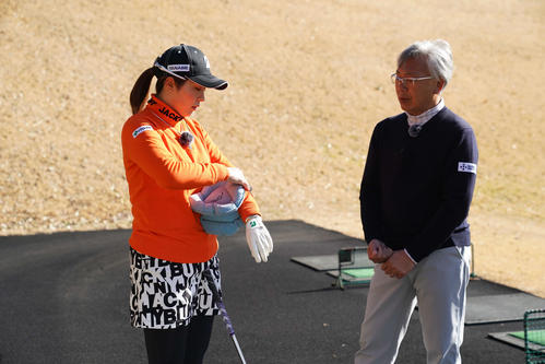 「三角先生」を装着する大里プロ（左）と新井プロ