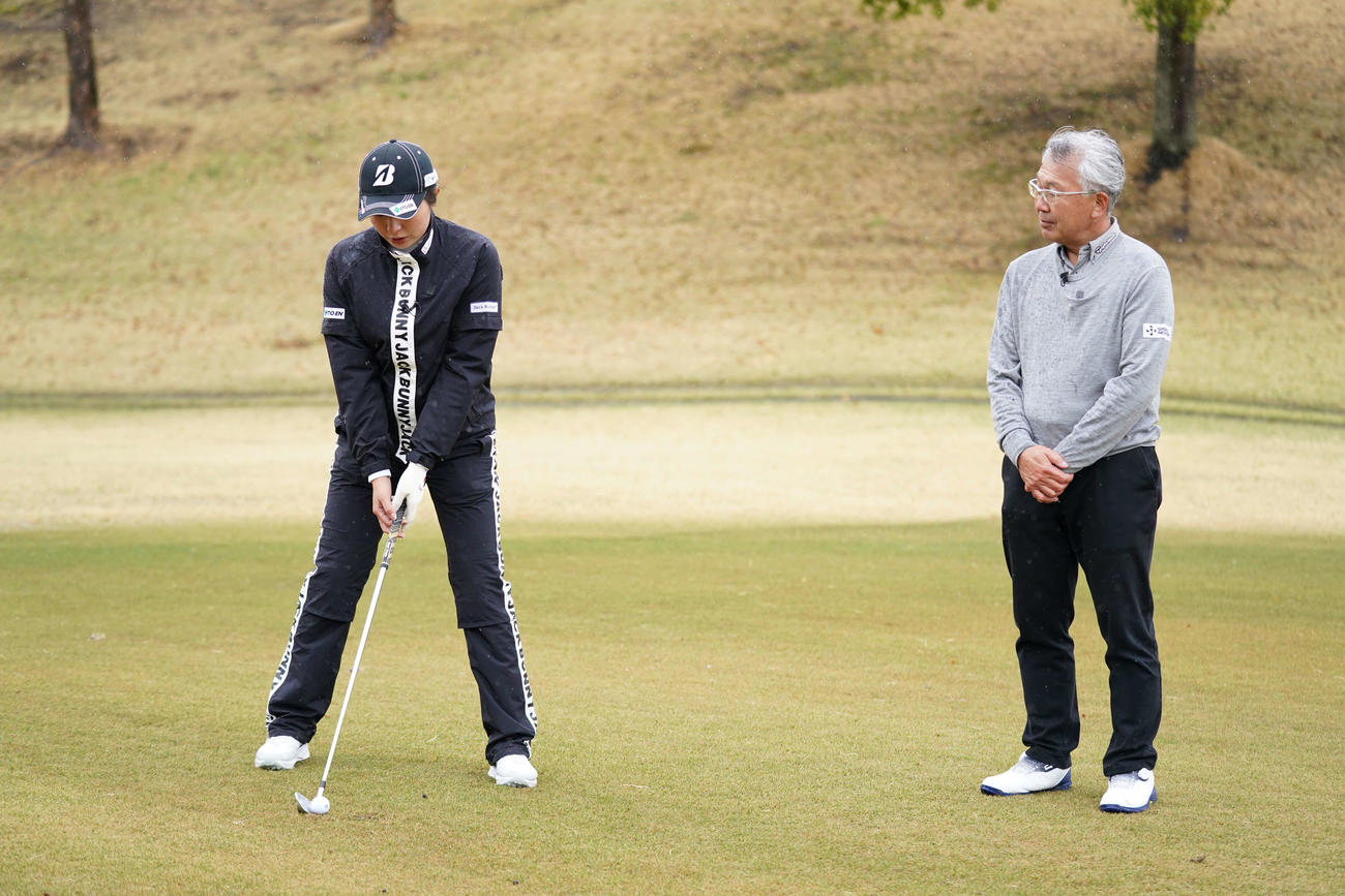 ライン出しのコツを話す大里プロ（左）と新井真一プロ