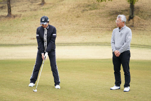 ライン出しのコツを話す大里プロ(左)と新井真一プロ