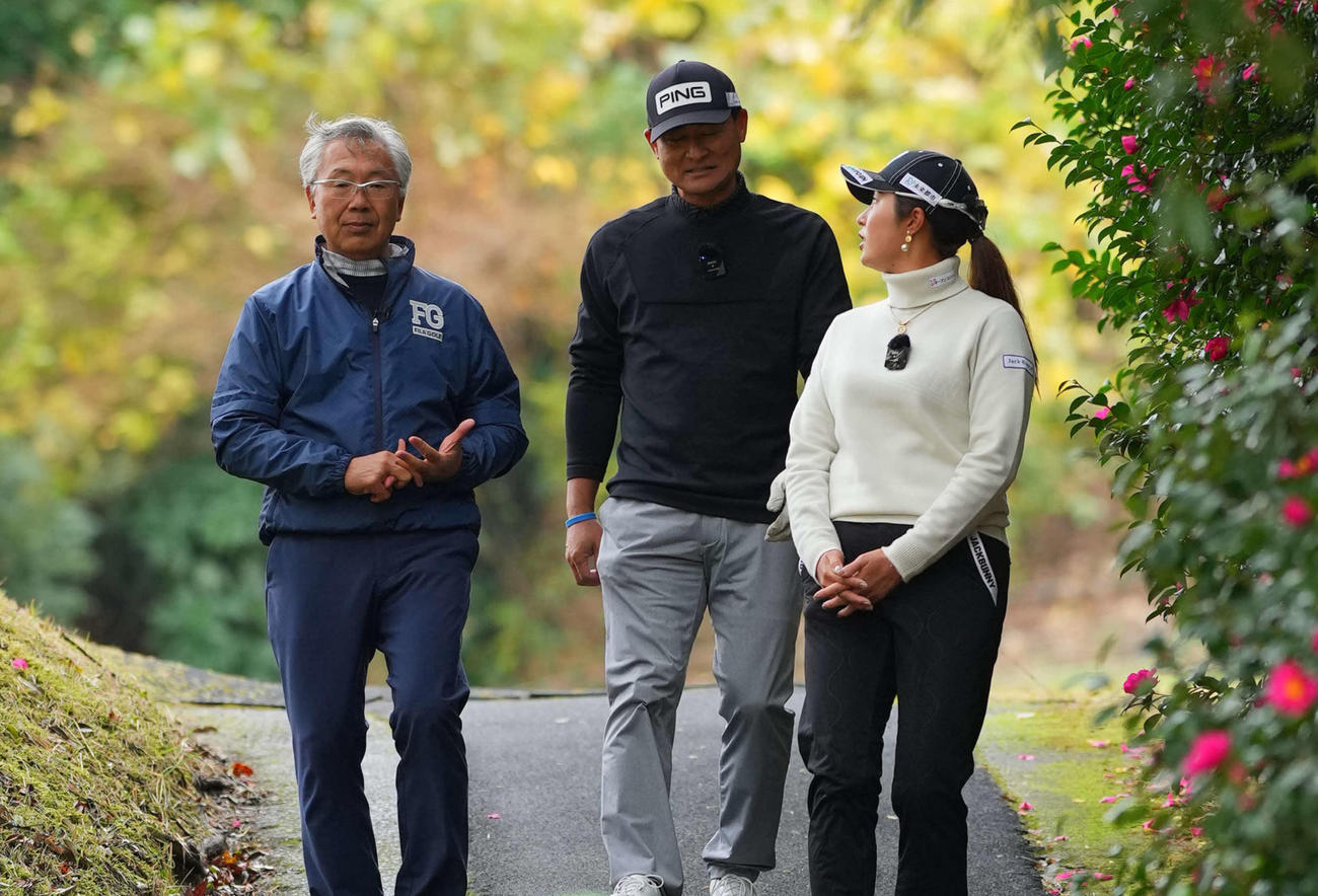 左から新井真一プロ、前田智徳氏、大里桃子プロ