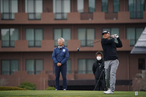 「右のバンカー越したい」前田智徳氏の第1打