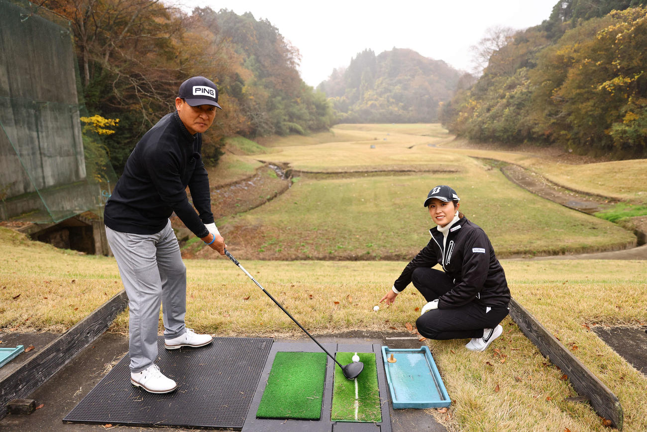 目印に置いたボールに向けてクラブを振り抜く