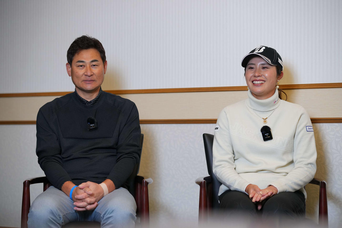 前田智徳氏（左）と大里桃子プロ