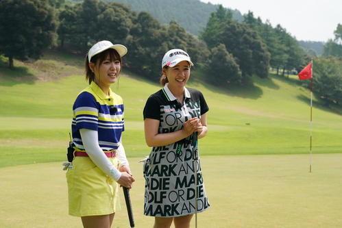 2ホール目を回る山内鈴蘭(左)と永井プロ