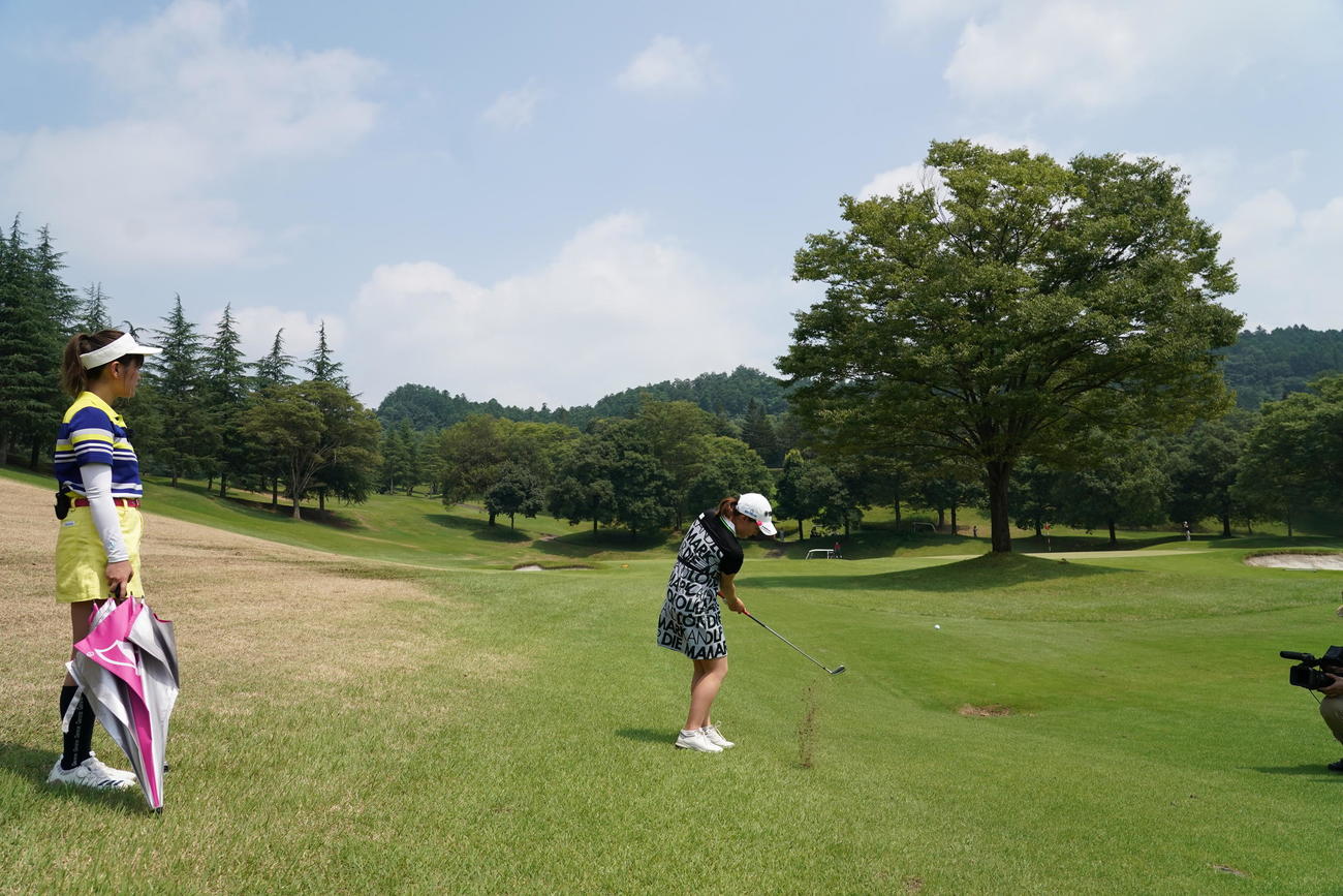 永井残り78ヤード7番アイアンで木の右下抜く低い球