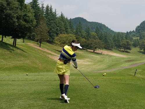 山内のティーショットは引っ掛け気味で左ラフへ