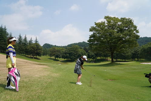 永井残り78ヤード7番アイアンで木の右下抜く低い球