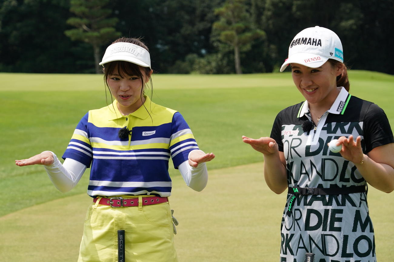 マッチイーブンにホッとした表情の山内鈴蘭（左）と永井花奈プロ