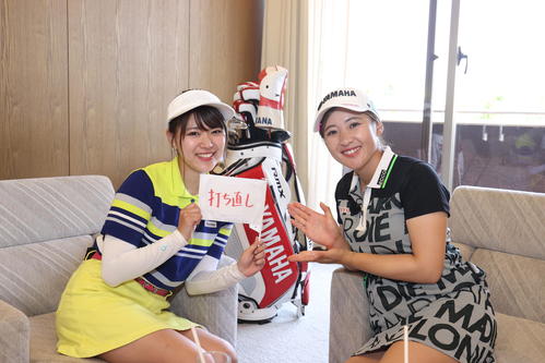 「打ち直し券」を手に笑顔の山内鈴蘭(左)と永井花奈プロ