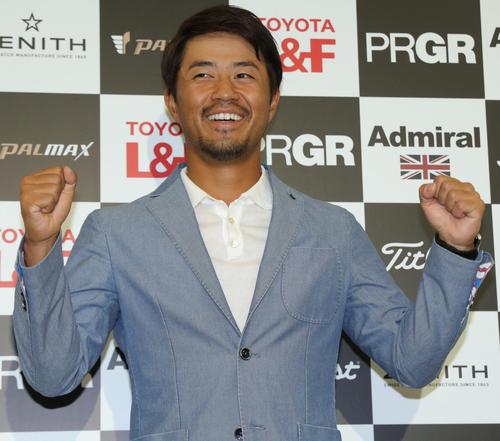 米男子ゴルフ・ＲＢＣヘリテージで優勝し、凱旋帰国して笑顔でガッツポーズする小平（１８年４月１７日撮影）