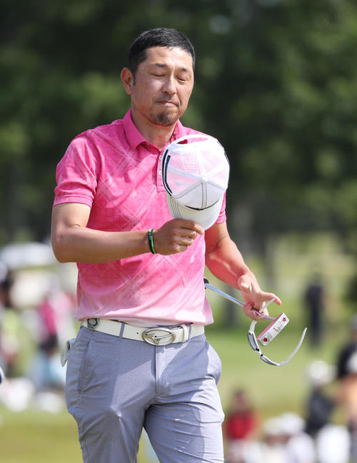 18番をダブルボギーで終え首位から陥落し、厳しい表情の小林(撮影・林敏行)