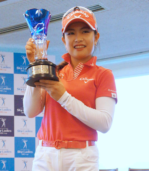 プロ初優勝を飾った黄金世代の河本結(2018年6月29日撮影)