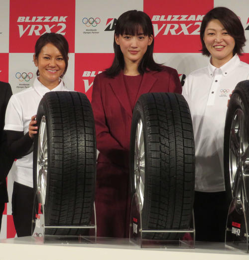スマイルジャパンのFW久保英恵(右端)女優綾瀬はるか(中央)とイベントに出席した宮里藍さん