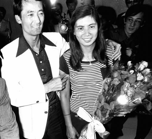 全米女子プロで優勝し帰国した樋口久子は夫・松井功の出迎えを受ける（1977年7月7日撮影）