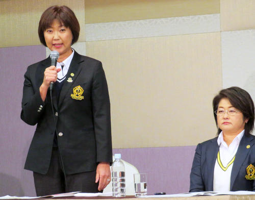 19年の日本女子ツアー日程を発表する日本女子プロゴルフ協会の小林浩美会長（左）。右は原田香里副会長（2018年12月18日撮影）