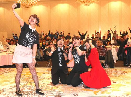 イベントでファンと写真に納まる左からSKE48の山内、青木、岡村、元AKB48でMCの中村アナ