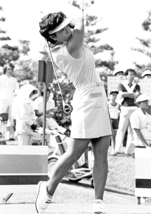 ティーショットを放つ現役時代の鈴木美重子さん