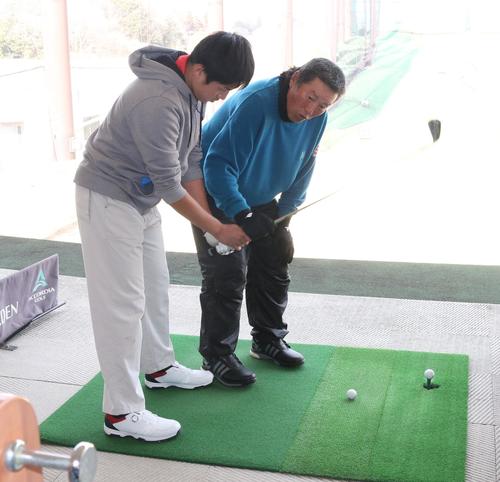 ジュニアゴルファーを指導する尾崎将司（2019年2月23日撮影）