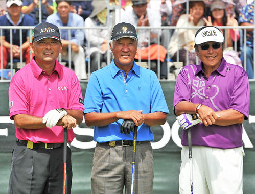 日本オープン初日のティーグラウンドで笑顔を見せる左から中嶋常幸、青木功、尾崎将司（2012年10月11日撮影）