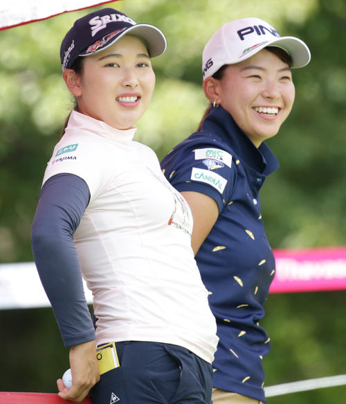 ティーグラウンドでリラックスする渋野日向子（右）と小祝さくら（2019年7月19日撮影）