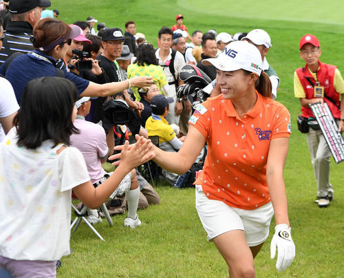 子供と笑顔でタッチする渋野日向子（右）（2019年8月16日撮影）