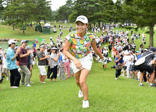 NEC軽井沢72トーナメント最終日、ギャラリーの声援を受け、ティーイングエリアに向かう渋野日向子（2019年8月18日撮影）