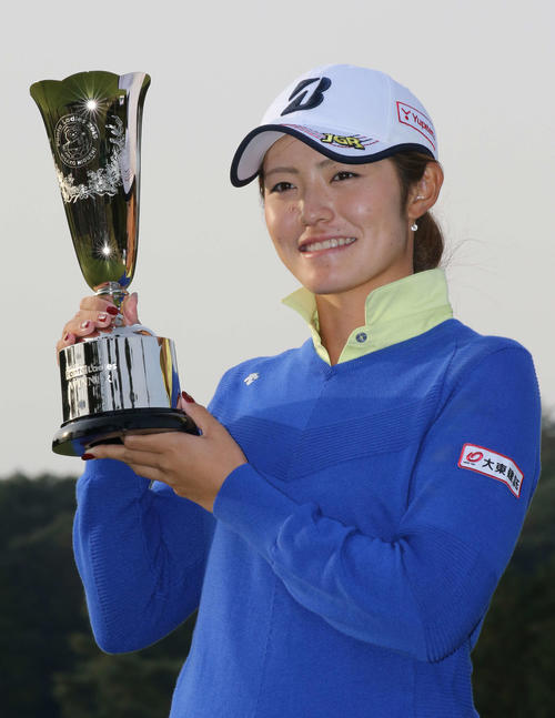 優勝トロフィーを掲げる渡辺（2015年11月1日撮影・丹羽敏通）
