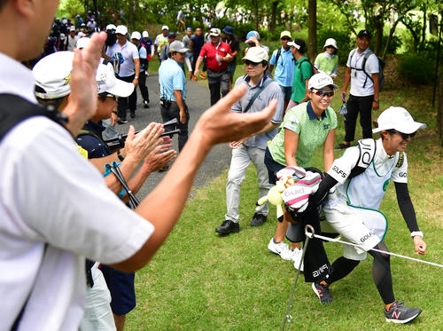 日本女子プロ選手権コニカミノルタ杯　第1R　11番でバーディーを決め拍手を受ける渋野日向子（撮影・清水貴仁）