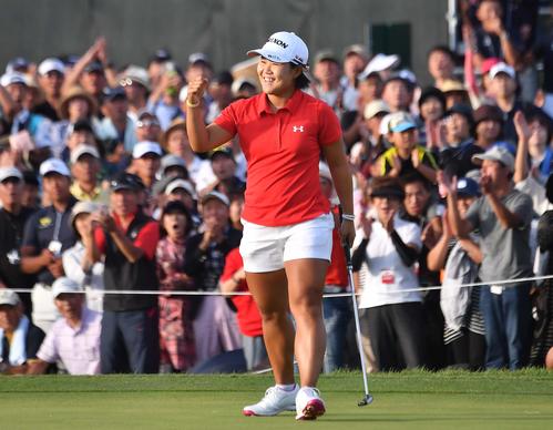 6日、日本女子オープン3度目の優勝を決め笑顔でガッツポーズする畑岡奈紗（撮影・上田博志）