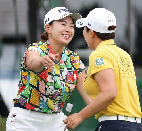 申ジエ（右）とハグする渋野日向子（2019年7月6日撮影）