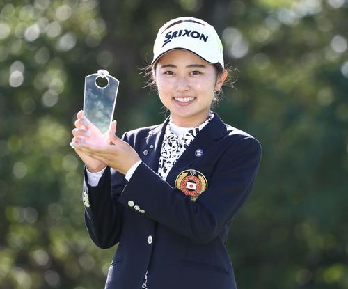 9月1日、ニトリレディスのベストアマに輝きトロフィーを掲げる安田祐香