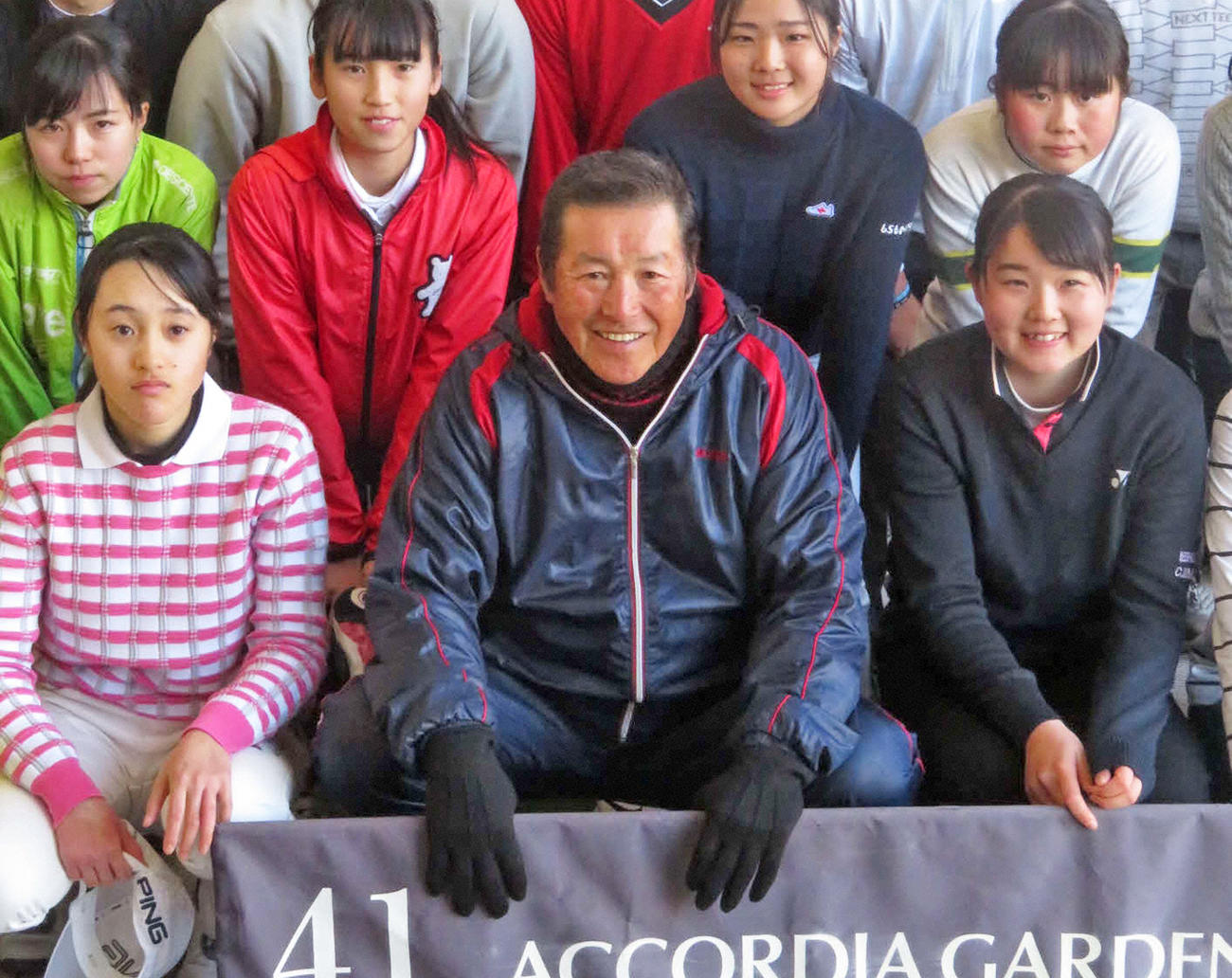 参加者や参加プロらと記念撮影に納まる尾崎将司（前列中央）（2020年2月1日撮影）