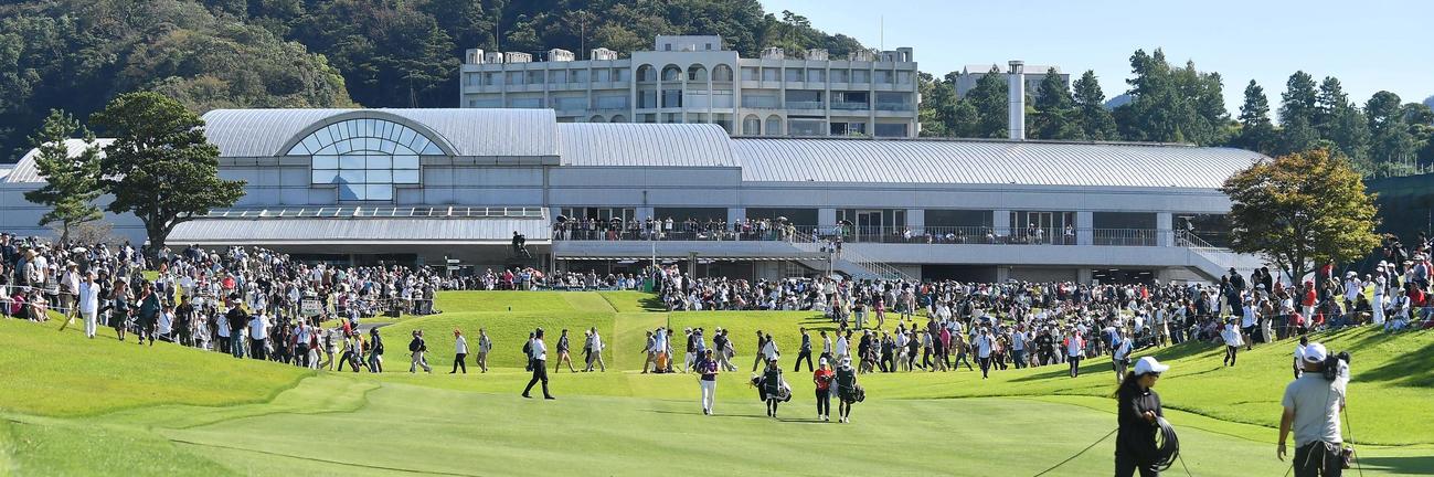 19年10月6日、ティーショットを放ちクラブハウスを背にフェアーウエーを歩く渋野日向子