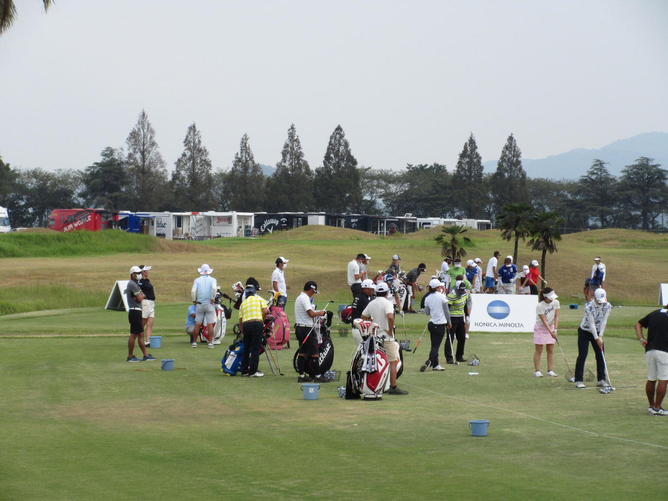 日本女子プロ選手権練習日のドライビングレンジ。奥に見えるのが各メーカーのツアーバン（撮影・加藤裕一）