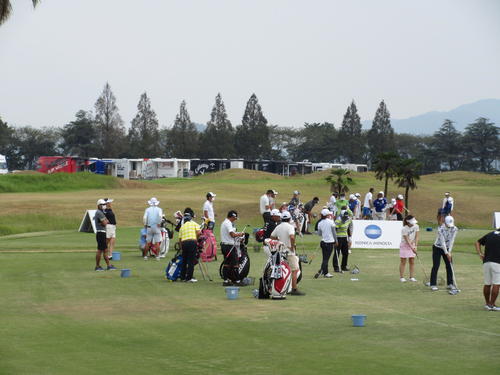 日本女子プロ選手権練習日のドライビングレンジ。奥に見えるのが各メーカーのツアーバン（撮影・加藤裕一）