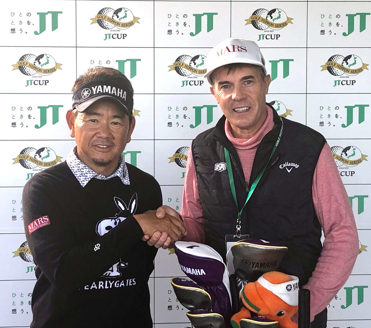 日本シリーズJTカップ最終日を終え、握手を交わす藤田寛之（左）とキャディーのピーター・ブルースさん（JGTO提供）