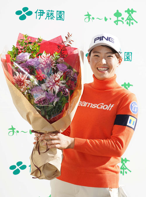 11月15日、報道陣から誕生日祝いで贈られた花束を手に笑顔を見せる渋野日向子