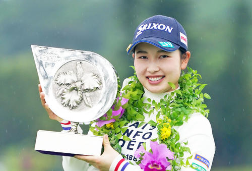 通算14アンダーでダイキン・オーキッド・レディースを制した小祝さくら（撮影・清水貴仁）