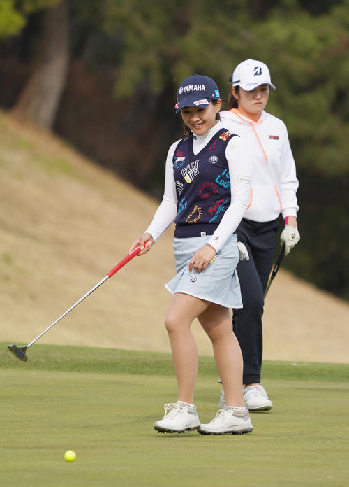 稲見萌寧（後方）とのプレーオフ３回目、パーパットを外し苦笑いする永井花奈（2021年3月14日）