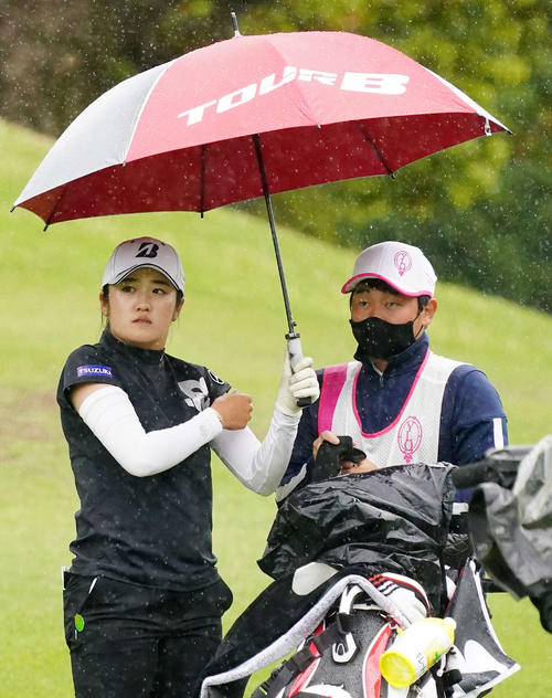 ヤマハレディースオープン葛城、最終日の18番に臨む稲見萌寧（左）。右は丁志優（ジョン・ジウ）キャディー（2021年4月4日撮影）