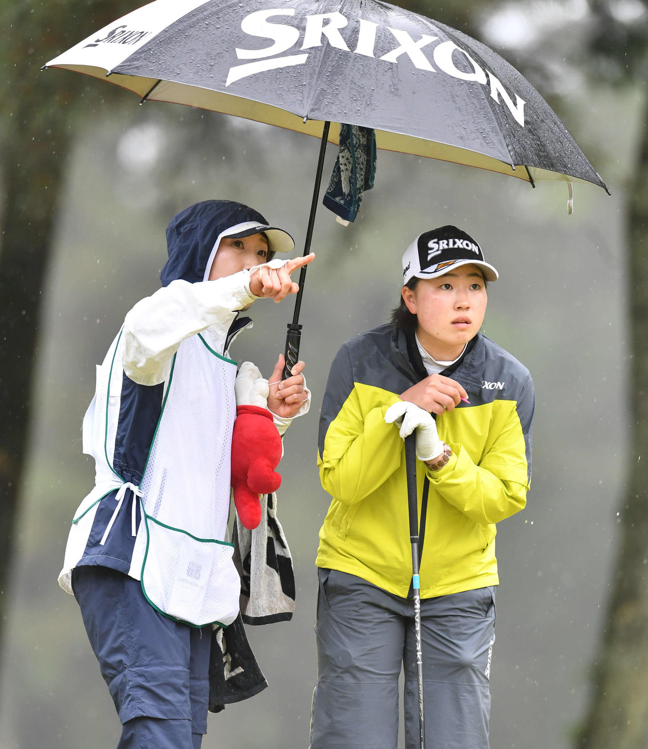 キャディーを務める母・平瀬哲子さん（左）と話す竹田麗央（2021年4月17日撮影）