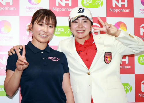 プレーオフを制して初優勝を決めた堀（右）は、会場に駆けつけた姉の奈津佳と笑顔で記念撮影する（撮影・浅見桂子）