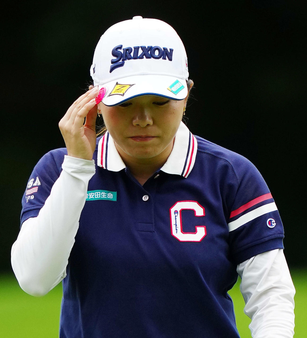 17番グリーンでマーカーを手にする勝（撮影・江口和貴）