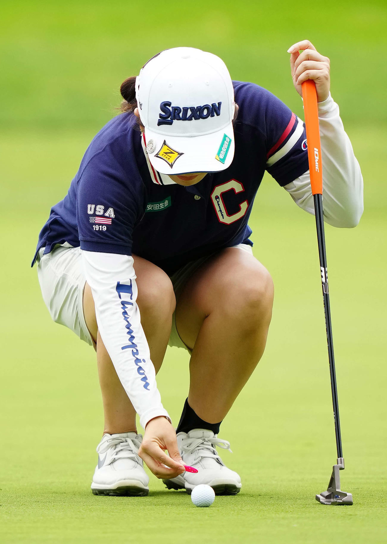 17番グリーンでマーカーを置く勝（撮影・江口和貴）