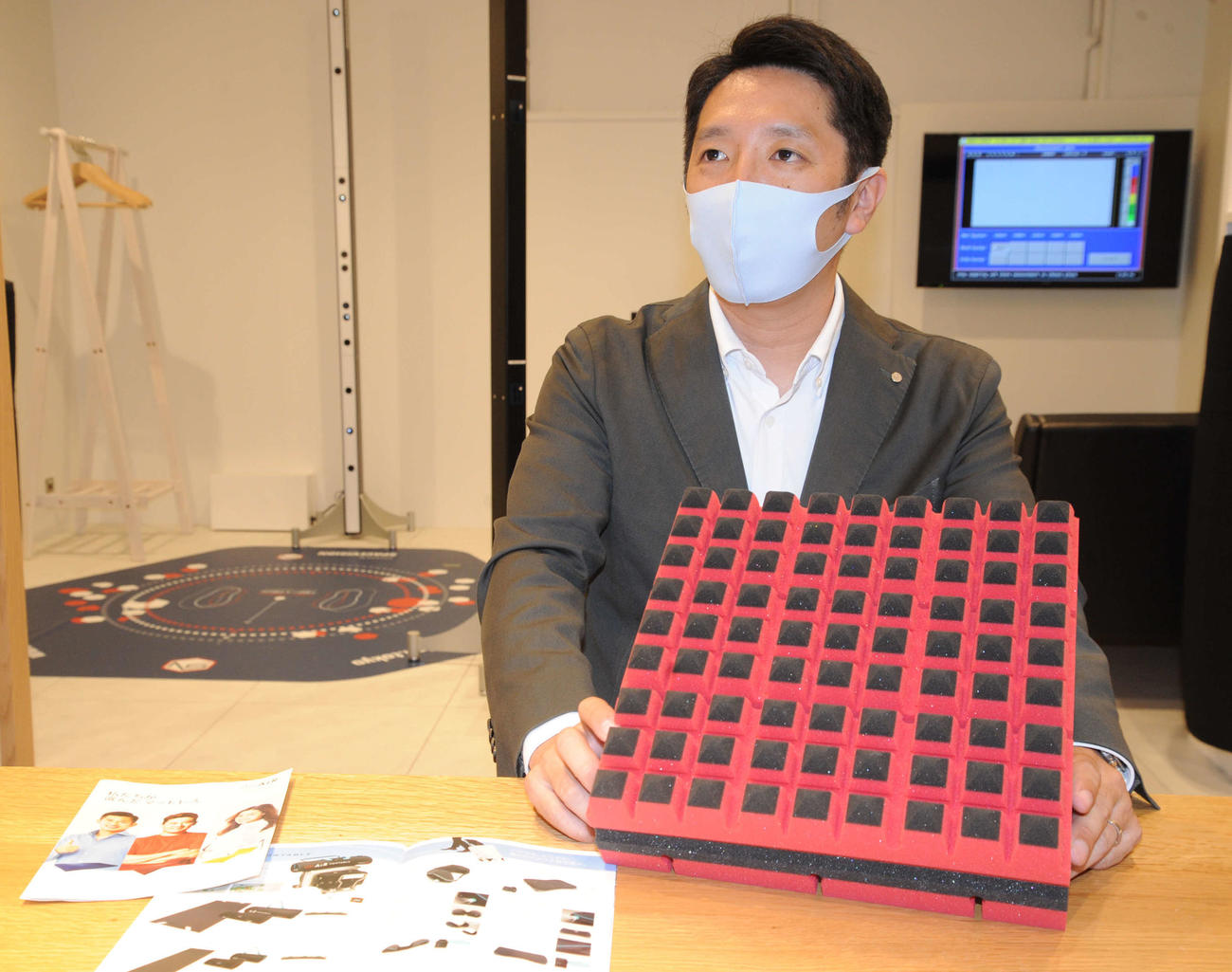 アスリートをサポートする寝具について語る西川の須藤氏（撮影・松尾幸之介）