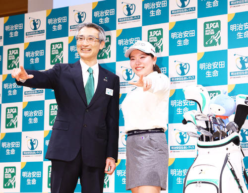明治安田生命の永島取締役代表執行役社長（左）と笑顔でポーズを決める勝みなみ（2021年1月21日撮影）